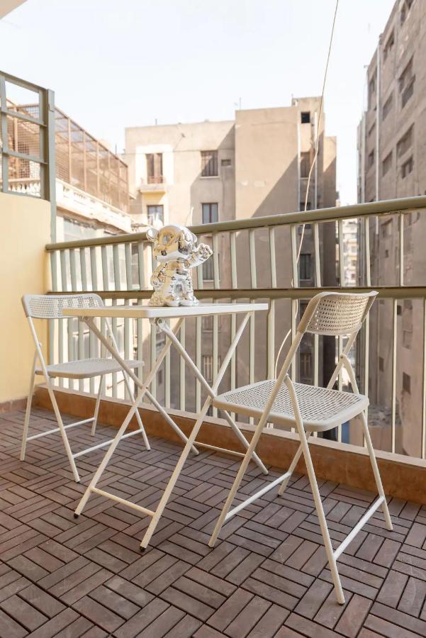 Grey L Downtown Ouzonian House * Kairo